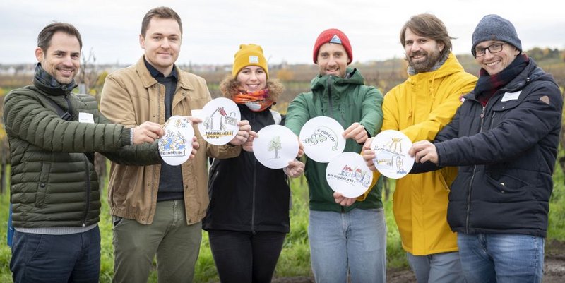 Sechs Menschen halten Bilder zum Klimaschutz vor ihrem Oberkörper zu Mobilität, Gebäude, Energie Nachbarschaft etc.