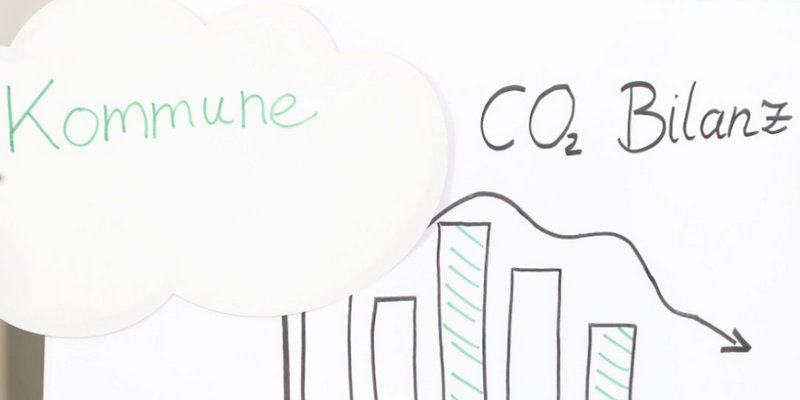 Von Hand gemalte Grafik der CO2-Bilanz der Kommune auf Papier