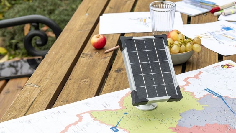 Solar Modul steht auf Holztisch mit Rheinland-Pfalz-Karte